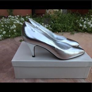 Silver, pointed toe. Beltrami heel
